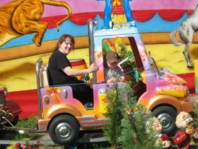 Magda mit den Kindern auf Fahrt